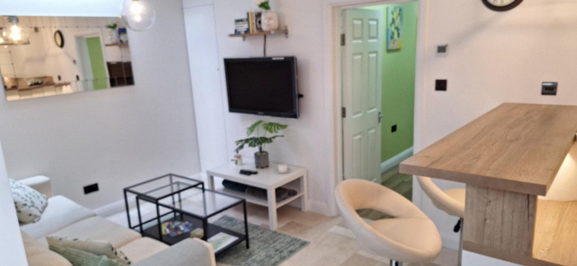 New 3 Bedrooms Flat In Ashford Near Heathrow Екстер'єр фото